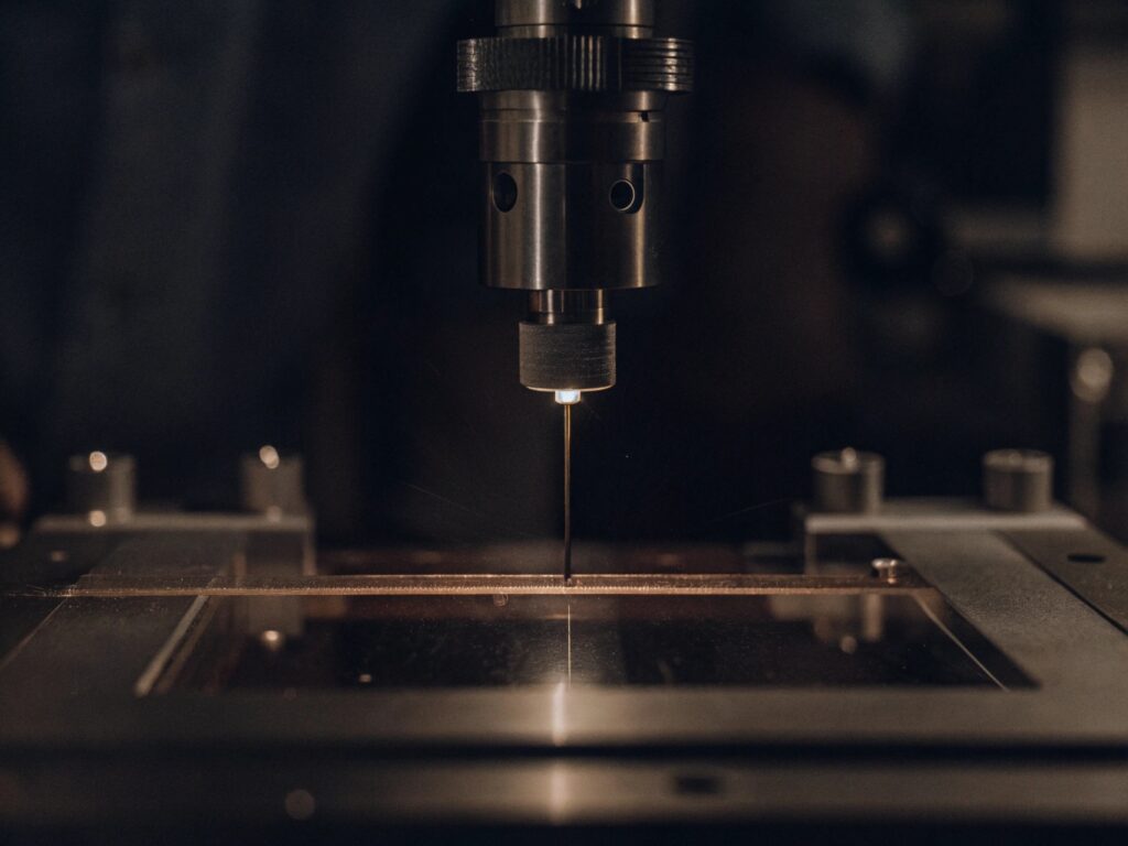 A visual representation of the single-pass solution, where one picosecond laser achieves clean self-cleavage in glass, eliminating the need for a secondary CO₂ laser.